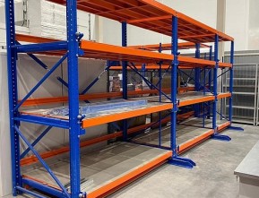 Промышленный стеллаж серии "SLIDE-1000" в производственном цехе
