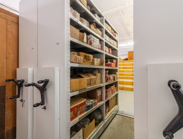 Стеллажи для хранения ценных фондов природных минералов