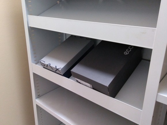 Наклонные полки с передним бортиком